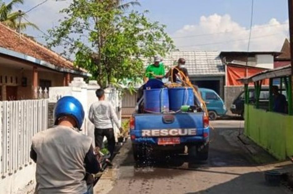 Penyemprotan Disinfektan Oleh Tim Reaksi Cepat TRC Dinas Sosial Kota Tasikmalaya